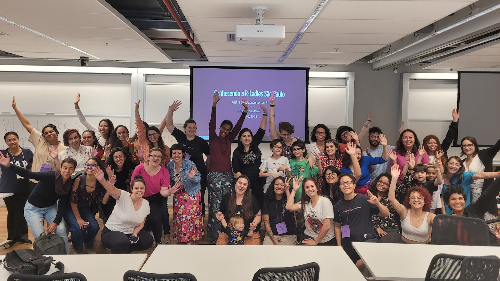 R-Ladies São Paulo participants working together at laptops during a community event